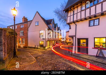 Blick auf die gepflasterte Straße und Architektur von Elm Hill in der Abenddämmerung, Norwich, Norfolk, England, Großbritannien, Europa Stockfoto