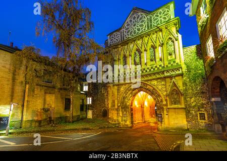 Blick auf Das Ethelbert Gate in der Dämmerung, Norwich, Norfolk, East Anglia, England, Großbritannien, Europa Stockfoto