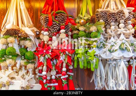 Weihnachtsdekorationen auf dem Weihnachtsmarkt am Marienplatz, München, Bayern, Deutschland, Europa Stockfoto