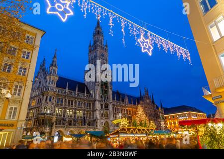 Blick auf das neue Rathaus und den belebten Weihnachtsmarkt am Marienplatz in der Abenddämmerung, München, Bayern, Deutschland, Europa Stockfoto