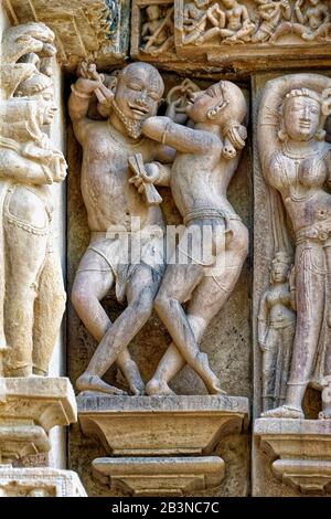 Skulpturen an den Wänden des Lakshmana-Tempels, der Khajuraho-Gruppe Der Denkmäler, des UNESCO-Welterbes, des Bundesstaates Madhya Pradesh, Indien, Asien Stockfoto