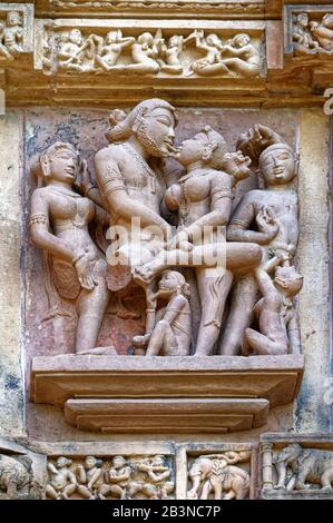 Skulpturen an den Wänden des Lakshmana-Tempels, der Khajuraho-Gruppe Der Denkmäler, des UNESCO-Welterbes, des Bundesstaates Madhya Pradesh, Indien, Asien Stockfoto