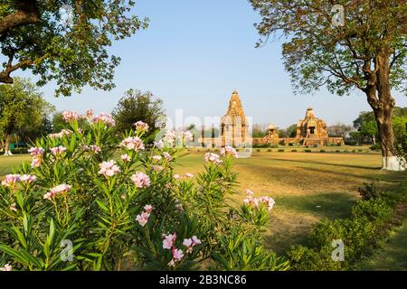 Devi Jagadambika und Kandariya Mahadeva Tempel (der Große Gott der Höhle), Khajuraho Gruppe Der Denkmäler, UNESCO-Weltkulturerbe, Madhya Pradeshs Stockfoto