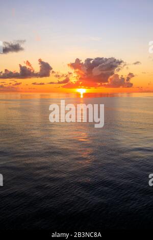 Sonnenuntergang über wunderschönem ruhigem Meer, interessante Wolken, lebendige Farben, St. Kitts, St. Kitts und Nevis, Leeward Islands, West Indies, Karibik, Central Stockfoto