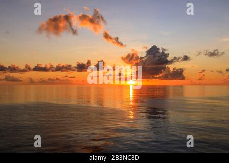 Sonnenuntergang über wunderschönem ruhigem Meer, interessante Wolken, lebendige Farben, St. Kitts, St. Kitts und Nevis, Leeward Islands, West Indies, Karibik, Central Stockfoto