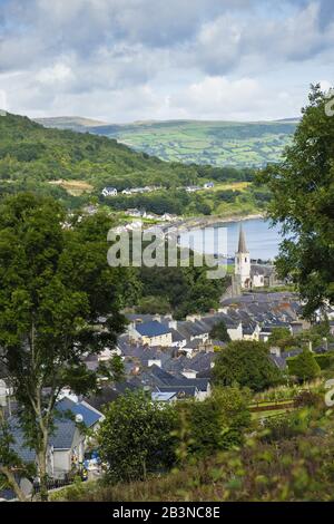 Das Dorf Glenarm und die ländliche Landschaft der Antrim Küste, Ballymena, County Antrim, Ulster, Nordirland, Großbritannien, Europa Stockfoto