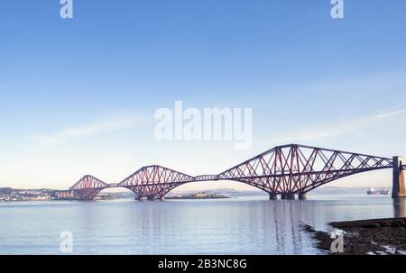 Die Forth Rail Bridge, eine Brücke aus dem 19. Jahrhundert, die den Firth of Forth Mündungsarm überquert, UNESCO-Weltkulturerbe, Schottland, Großbritannien, Europa Stockfoto