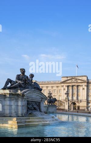 Die Fassade des Buckingham Palace, der offiziellen Residenz der Königin in London, mit dem Victoria Memorial im Vordergrund, London, England, vereint Stockfoto