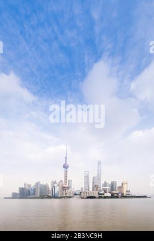 Die Skyline der Stadt Shanghai mit dem Oriental Pearl TV Tower, dem Shanghai Tower und dem Shanghai World Financial Center, Pudong, Shanghai, China, Asien