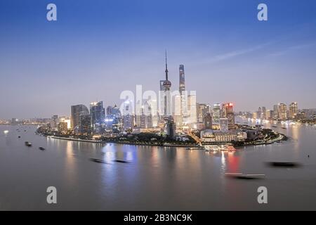 Die beleuchtete Skyline des Pudong Viertels in Shanghai mit dem Huangpu Fluss im Vordergrund, Shanghai, China, Asien Stockfoto