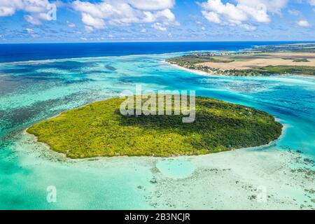 Üppige Vegetation auf dem Ile aux Aigrettes Atoll in der türkisfarbenen Lagune, Luftbild mit Drohne, Pointe d'Esny, Mahebourg, Mauritius, Indischer Ozean, Afrika Stockfoto