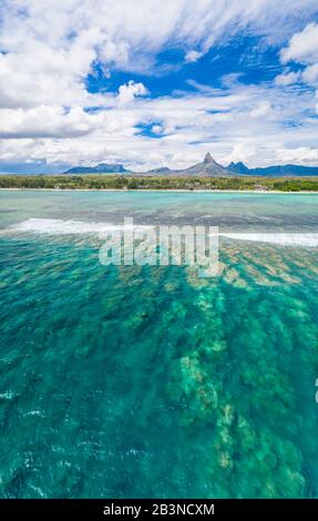 Luftpanorama von Korallenriffen und Piton de la Petite Riviere Noire, rund um den Strand Flic en Flac, Black River, Mauritius, Indischer Ozean, Afr Stockfoto