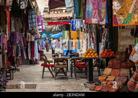 Jerusalem, ISRAEL - 15. juni 2019: Berühmtes Wahrzeichen Jerusalems - Markt in Der Altstadt, Dem muslimischen Viertel. Enge Straße mit altem Jerusalemer Archit Stockfoto