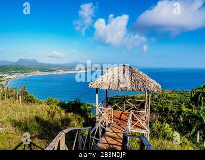 Blick über Bahia de Miel in Richtung Stadt und Berg El Yunque, Baracoa, Provinz Guantanamo, Kuba, Westindien, Karibik, Mittelamerika Stockfoto