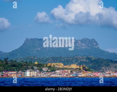 Blick über Bahia de Miel in Richtung Stadt und Berg El Yunque, Baracoa, Provinz Guantanamo, Kuba, Westindien, Karibik, Mittelamerika Stockfoto