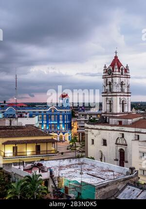 Blick auf die Kirche Nuestra Senora De La Merced und die Plaza de los Trabajadores, Camaguey, UNESCO-Weltkulturerbe, Provinz Camaguey, Kuba, West Ind Stockfoto