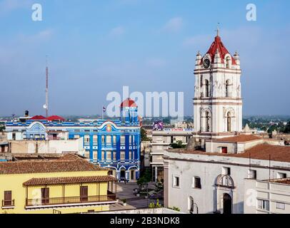 Blick auf die Kirche Nuestra Senora De La Merced und die Plaza de los Trabajadores, Camaguey, UNESCO-Weltkulturerbe, Provinz Camaguey, Kuba, West Ind Stockfoto