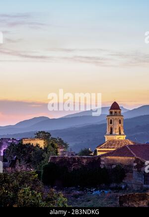 Stadtbild mit San Francisco Convent Church Tower in der Abenddämmerung, erhöhter Blick, UNESCO-Weltkulturerbe, Trinidad, Provinz Sancti Spiritus, Kuba, West I Stockfoto