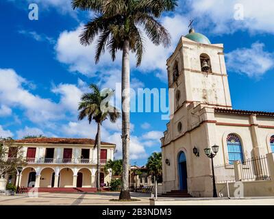 Kirche am Plaza Mayor (José Marti Park), Vinales Town, Pinar del Rio Provinz, Kuba, Westindien, Karibik, Mittelamerika Stockfoto