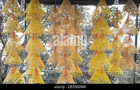 Japan Dry Garden Spiral Räucherstäbchen. Die Mönche hingen Weihrauchspiralen über den Tempeldecken, um bei der Meditation und beim Beten zu helfen. Stockfoto