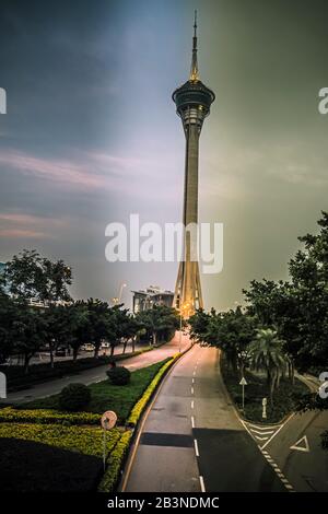 Blick auf den Macau Tower im Twilight Time Macau Tower Convention and Entertainment Center. Das Wahrzeichen der Stadt. Sehenswürdigkeiten. Das zehnte Tal Stockfoto