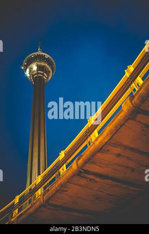 Blick auf den Macau Tower in Twilight Time Macau Tower Convention and Entertainment Center. Das Wahrzeichen der Stadt. Sehenswürdigkeiten. Die zehn Stockfoto