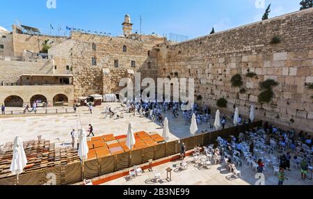 Betende Menschen an der Klagemauer. Sichtbare Aufteilung in zwei getrennte Teile - für Männer und Frauen. Tempelberg, Jerusalem, Israel Stockfoto