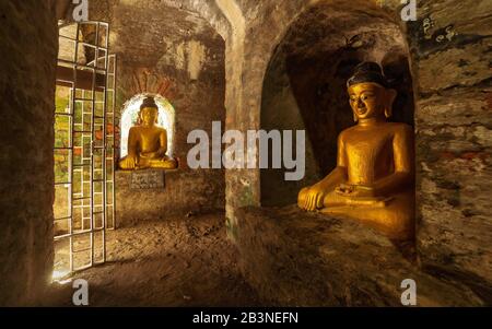 Buddha-Statuen in den unterirdischen, mit Backsteinen versehenen Gängen des Htukkant Thein-Tempels, Mrauk U, Rakhine, Myanmar (Birma), Asien Stockfoto