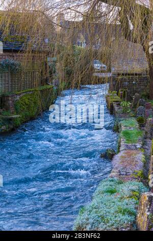 Der Fluss Windrush Fließt An einem Hellen Frühlingmorgen Durch das Zentrum von Bourton-on-the-Water A Village in den Cotswolds AONB Stockfoto