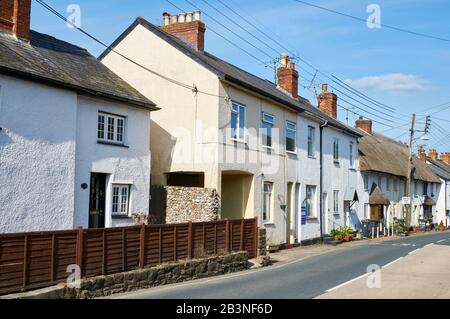 Reihe alter Cottages im Dorf Sidford, in der Nähe von Sidmouth, East Devon, Großbritannien Stockfoto