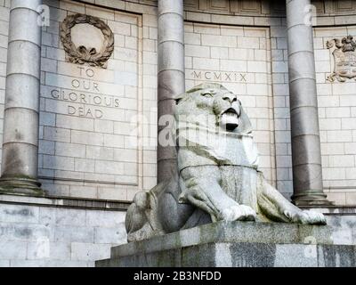 Das Kriegsdenkmal im Korberviereck von Cowdray Hall Schoolhill Aberdeen Scotland Stockfoto