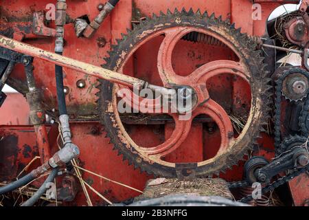 Alte verrostende landwirtschaftliche Geräte landwirtschaftlichen Mähdreschermechanismus Stockfoto