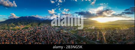 Luftbild mit der Drohne des Nationalparks Bansko und Pirin, UNESCO-Weltkulturerbe, Bankso, Bulgarien, Europa Stockfoto