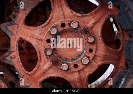 Alte verrostende landwirtschaftliche Geräte landwirtschaftlichen Mähdreschermechanismus Stockfoto