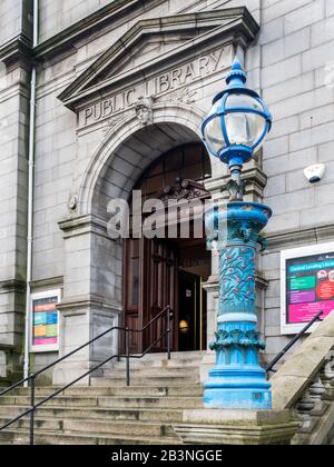 Das Gebäude der Aberdeen Central Library am Rosemount Viaduct wurde im Jahr 1892 von Andrew Carnegie in Aberdeen Scotland eröffnet Stockfoto