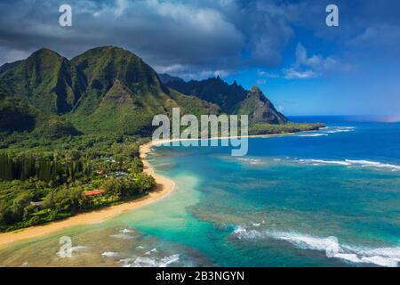 Luftbild mit Drohne von Tunnels Beach, Haena State Park, Kauai Island, Hawaii, Vereinigte Staaten von Amerika, Nordamerika Stockfoto