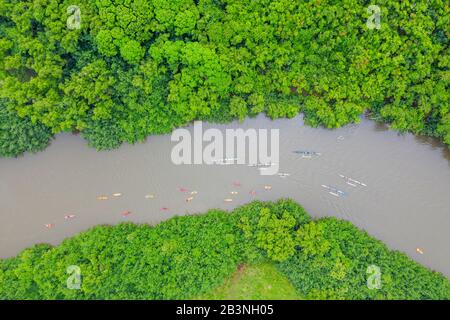 Blick auf die Kajakfahrer auf Wailua River, Kauai Island, Hawaii, Vereinigte Staaten von Amerika, Nordamerika Stockfoto