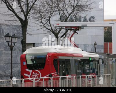 Blick auf eine rote Straßenbahn, die an einem nassen Sonntagmorgen, dem 1. März 2020, vor dem Museum für moderne Kunst, MAMAC, an der Promenade des Arts in Nizza angehalten wurde. Stockfoto