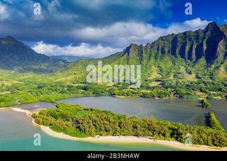 Luftbild mit Drohne von Kaneohe Bay, Oahu Island, Hawaii, Vereinigte Staaten von Amerika, Nordamerika Stockfoto