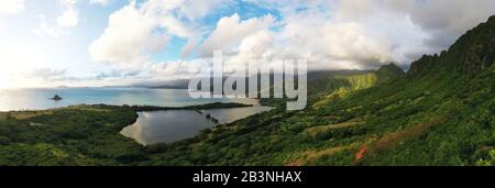 Luftbild mit Drohne von Kaneohe Bay, Oahu Island, Hawaii, Vereinigte Staaten von Amerika, Nordamerika Stockfoto
