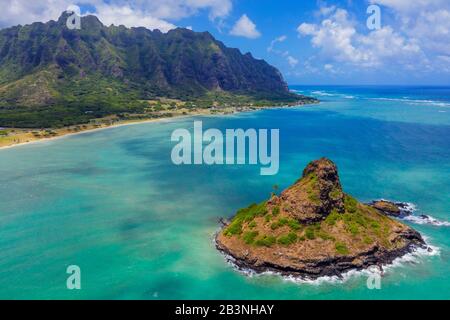 Luftaufnahme von Kaneohe Bay und Mokoli'i Island (früher bekannt als veralteter Begriff „Chinaman's hat“), Oahu Island, Hawaii, Vereinigte Staaten von Amerika, Nordamerika Stockfoto