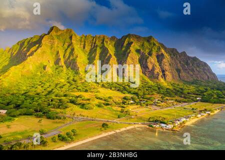 Luftaufnahme von Drohne von Kaneohe Bay, Oahu Island, Hawaii, Vereinigte Staaten von Amerika, Nordamerika Stockfoto