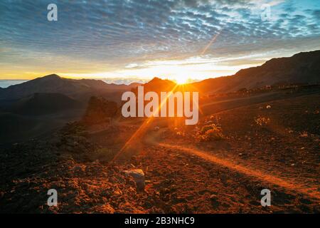 Haleakala-Nationalpark, Vulkanlandschaft bei Sonnenaufgang, Maui Island, Hawaii, Vereinigte Staaten von Amerika, Nordamerika Stockfoto