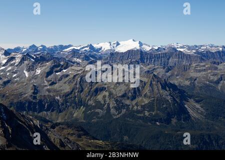 Schneebedeckte Berge im Nationalpark hohe Tauern, von der Salzburger Spitze auf dem Kitzsteinhorn im Salzburger Land, Österreich, Europa Stockfoto