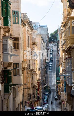 Valleta Malta - 8. Februar 2020: Steile Straße in Valetta mit hohen Gebäuden Stockfoto