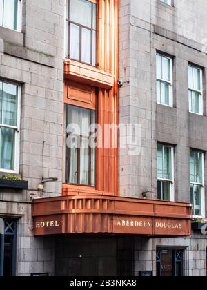 Art Deco Kupferblech über dem Eingang im Douglas Hotel in Der Market Street Aberdeen Scotland Stockfoto