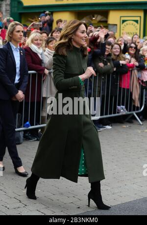 Die Duchess of Cambridge trifft nach einem Besuch in einem traditionellen irischen Pub im Stadtzentrum von Galway am dritten Tag ihres Besuchs in der Republik Irland auf lokale Galwegianer. Stockfoto