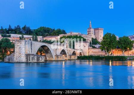 Avignonbrücke mit dem Palast der Päpste und dem Fluss Rhone in der Nacht, Pont Saint-Benezet, Provence, Frankreich. Stockfoto