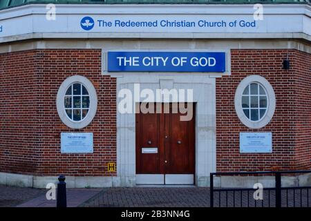 Crayford, Dartford, Großbritannien - 1. Oktober 2019: Fassade der erlösten christlichen Kirche Gottes, die eine Beschilderung zeigt. Stockfoto