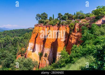 Schönen roten ockerfarbenen Klippen in der Nähe des Dorfes Roussillon, Frankreich. Stockfoto